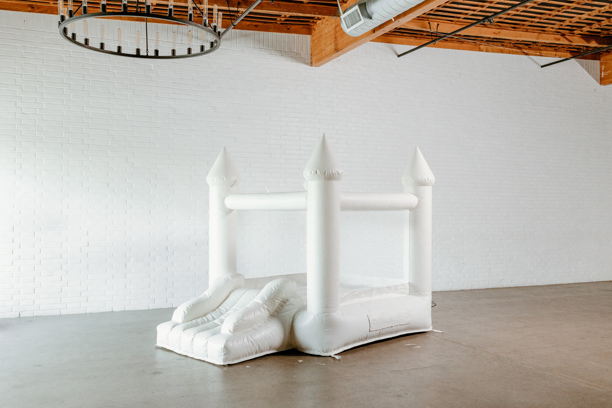 ᴏʀɪɢɪɴᴀʟ ᴀʟʟ-ᴡʜɪᴛᴇ ʙᴀᴄᴋʏᴀʀᴅ ʙᴏᴜɴᴄᴇ ʜᴏᴜꜱᴇ – Mini Castles